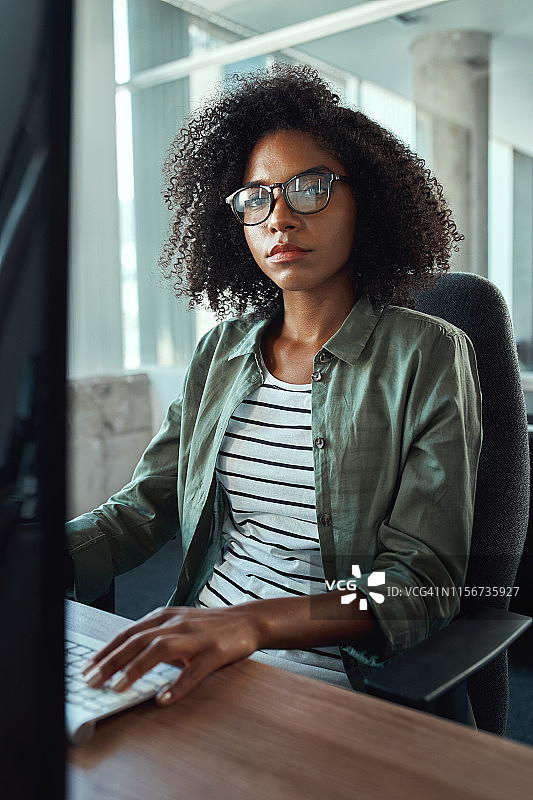 一位注视镜头的非洲年轻女商人图片素材