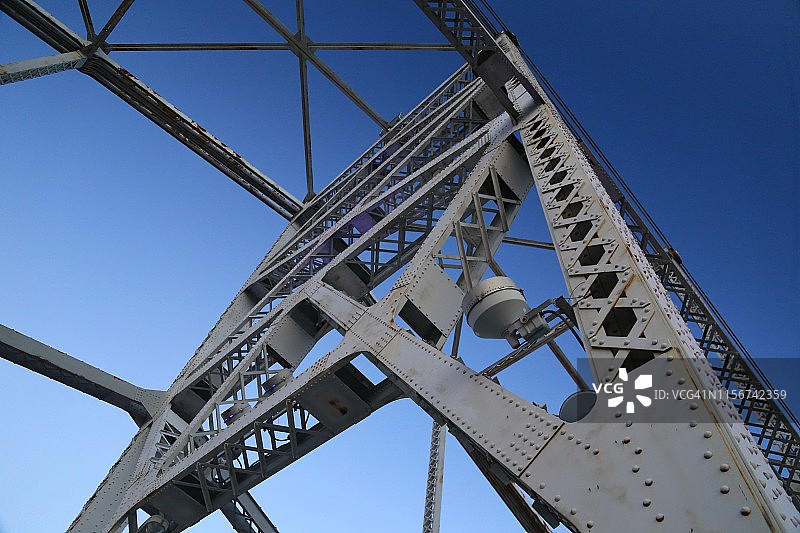 桁架桥上的结构钢柱和铆钉图片素材