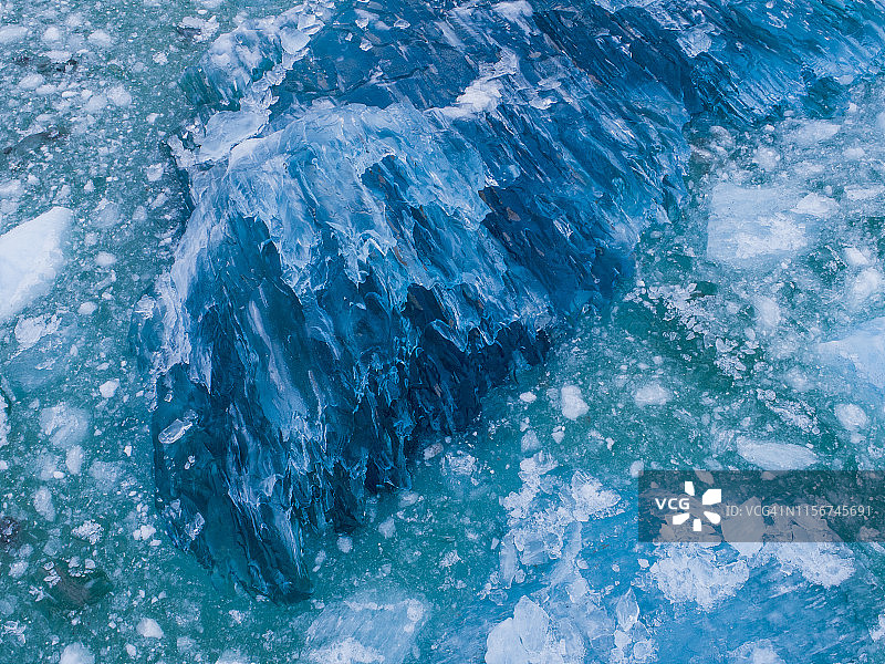 阿拉斯加勒Conte冰川附近的冰山鸟瞰图图片素材
