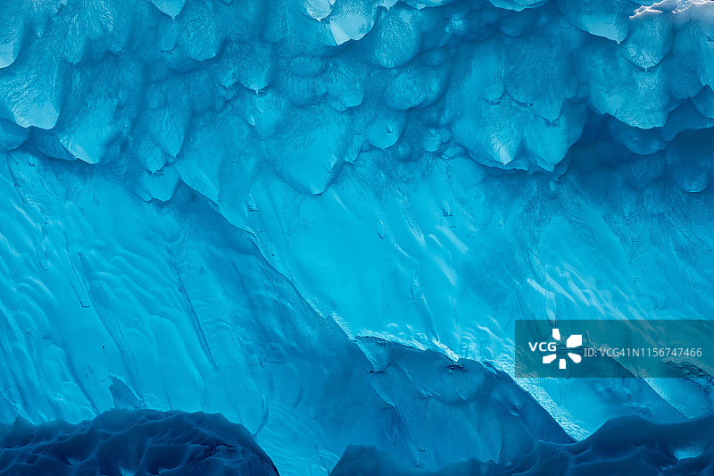 来自阿拉斯加道斯冰川的深蓝色冰山图片素材