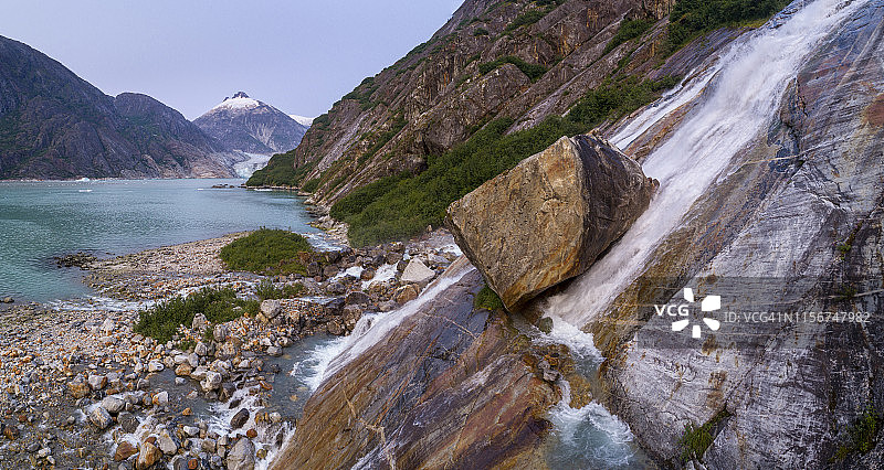 阿拉斯加恩迪科特峡湾沿线的瀑布图片素材