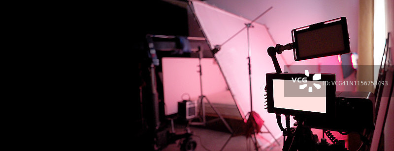 4K高清摄像机摄影棚专业布光设备图片素材