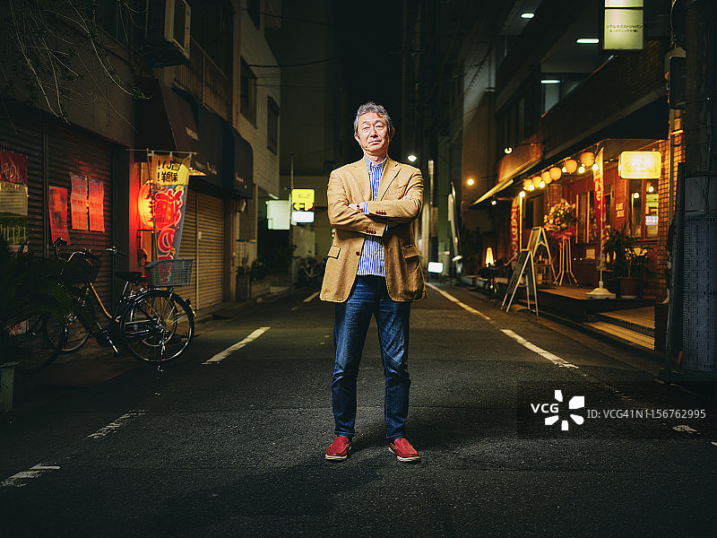 夜间日本老年男人肖像图片素材
