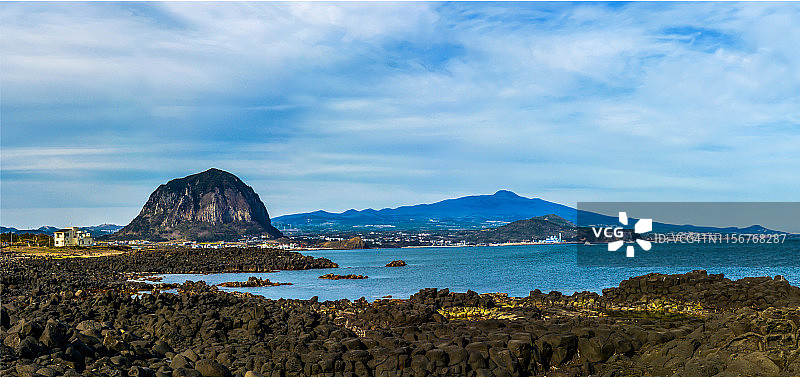 中国济州岛沙溪海滩眺望山邦山海景图片素材