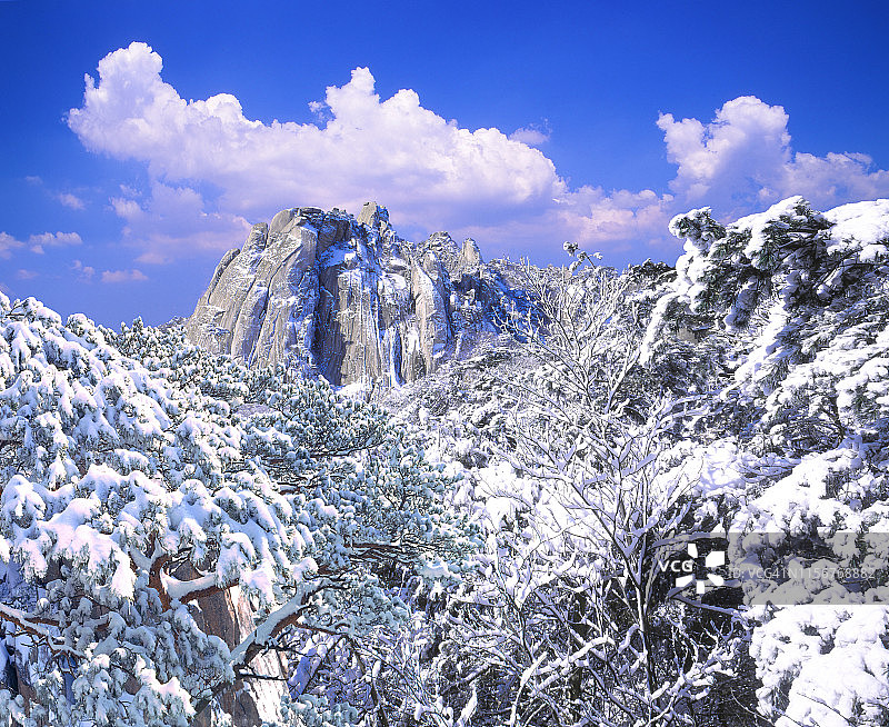 韩国首尔道峰山仙人峰冬季景观图片素材