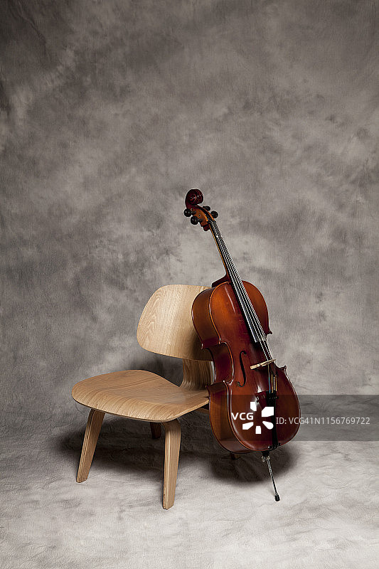大提琴和椅子图片素材