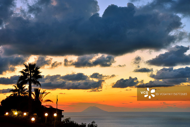 斯特龙博利火山日落图片素材