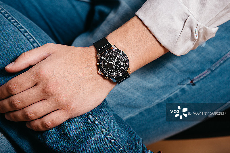 佩戴手表的男人图片素材