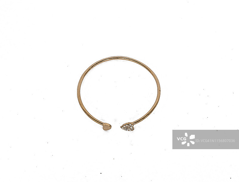 白色背景上的儿童金色手镯图片素材