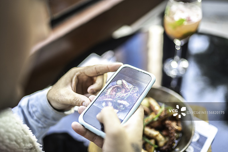 人手拍摄菜肴特写图片素材