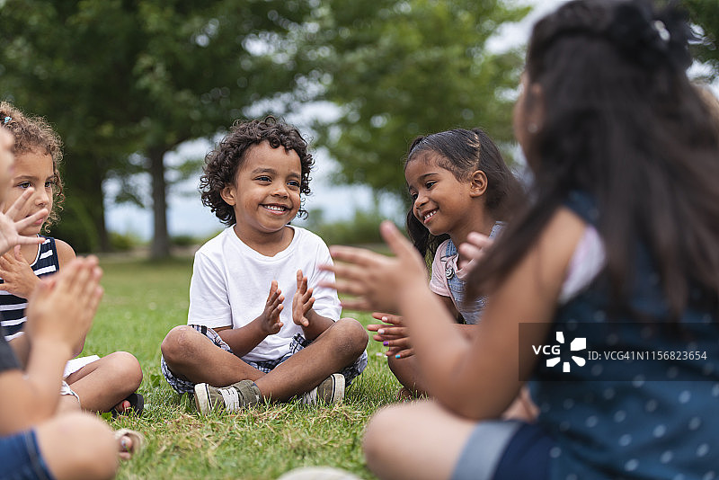 一群不同肤色的儿童在户外鼓掌图片素材