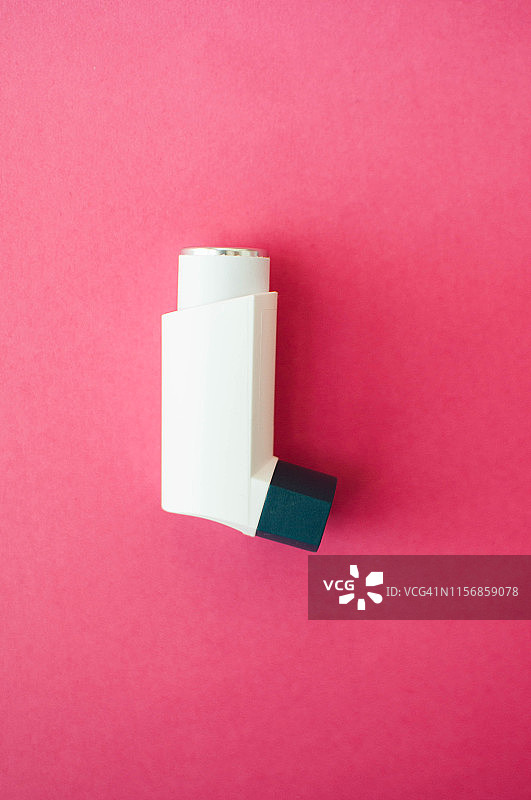 粉色背景上的哮喘定量吸入器俯视图图片素材