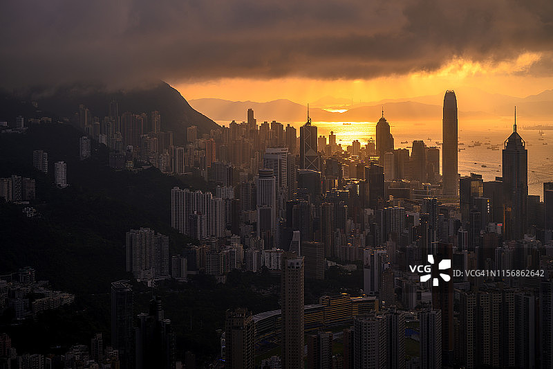 香港渣甸山日落时分的香港天际线图片素材