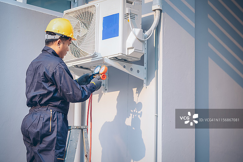 技术员操作真空泵进行抽真空图片素材