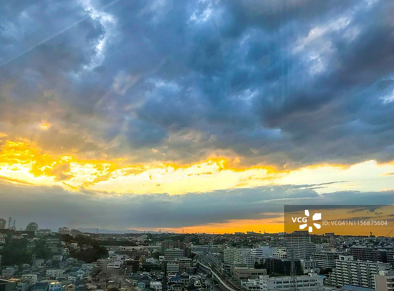 日落时分横滨上空的厚重云层图片素材