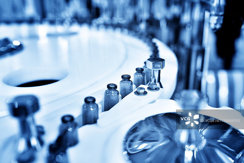 生产线上玻璃瓶灌装图片素材
