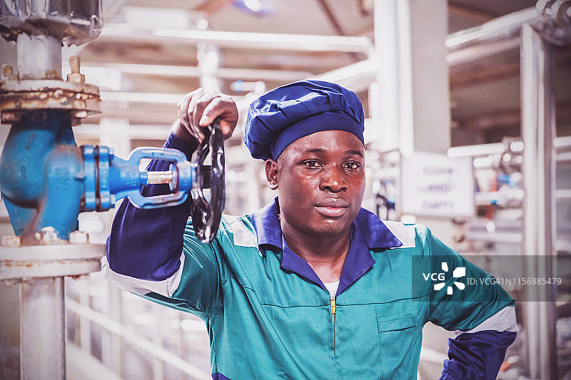 非洲乳品厂工人肖像图片素材
