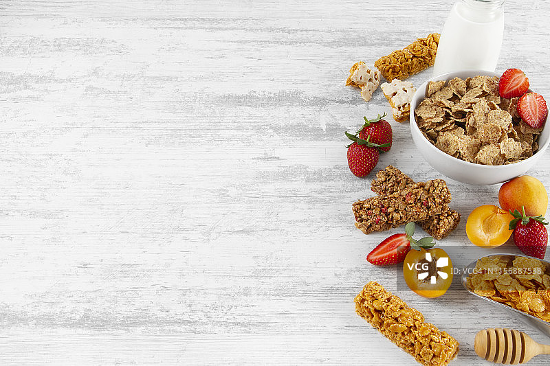 水果蜂蜜格兰诺拉燕麦棒图片素材