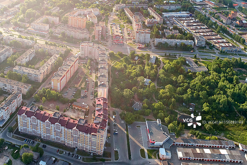 俄罗斯伏尔加地区约什卡尔-奥拉夏季多层住宅区航拍图片素材