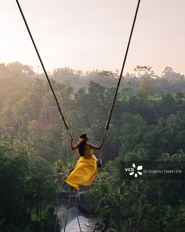 在户外享受一天的快乐年轻女人图片素材