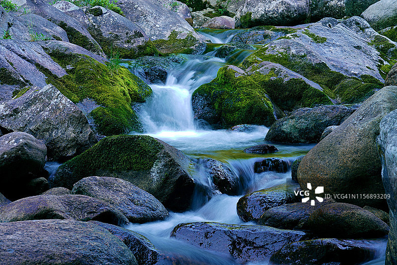 韩国智异山万姆萨戈尔溪的苔藓谷图片素材