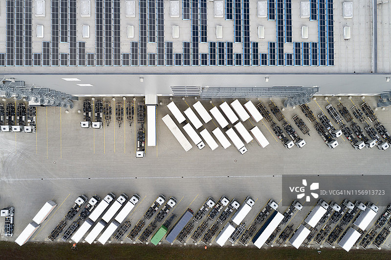 仓库中的半挂卡车（航拍视角）图片素材