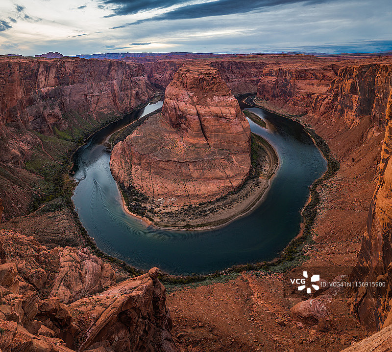 亚利桑那州佩吉市的科罗拉多河马蹄湾标志性沙漠峡谷图片素材
