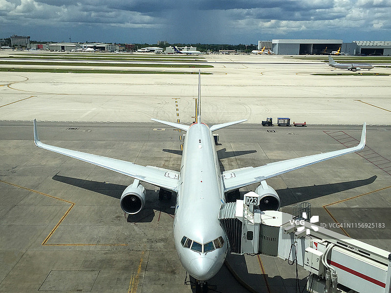 在登机口等待的商用飞机彩色照片图片素材