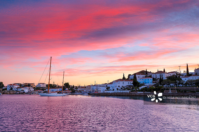 希腊斯佩采斯村港口的游艇图片素材