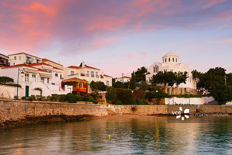 希腊斯佩采斯村港口的房屋和教堂图片素材