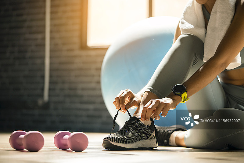 在健身房系鞋带的女人图片素材