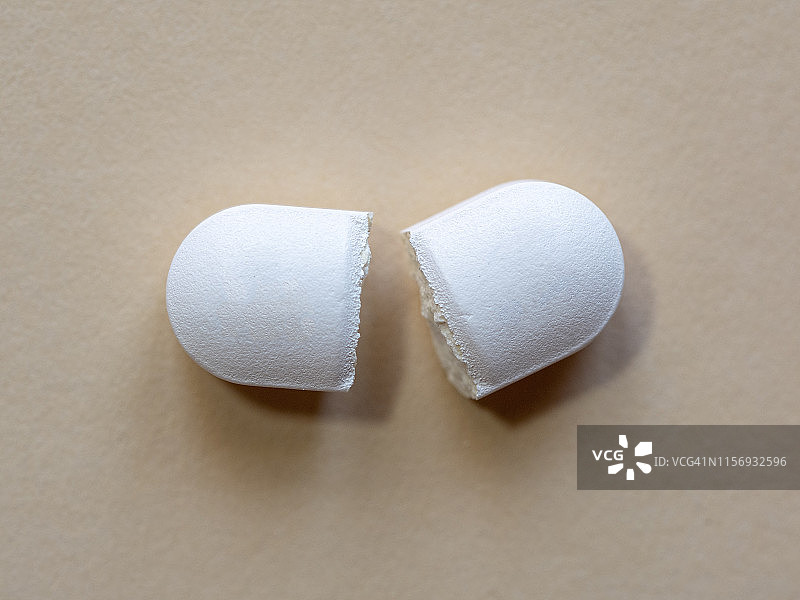 柔和背景上的切半药丸图片素材