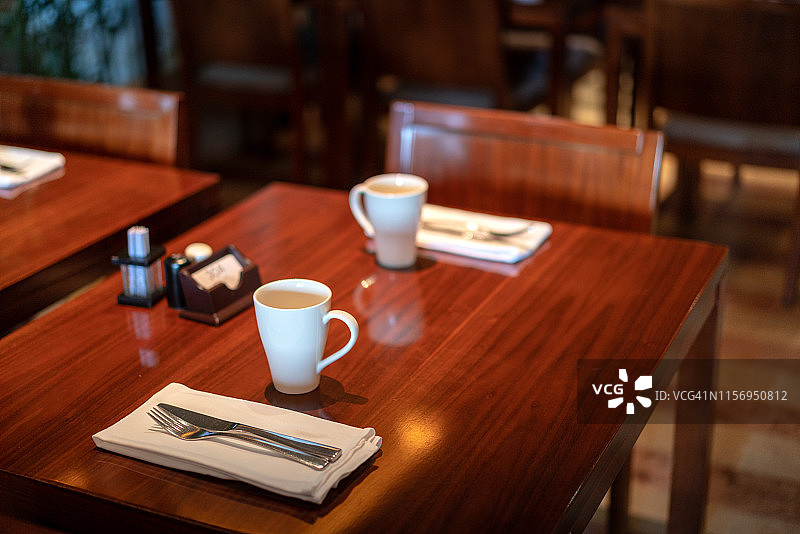 豪华餐厅内的餐桌图片素材