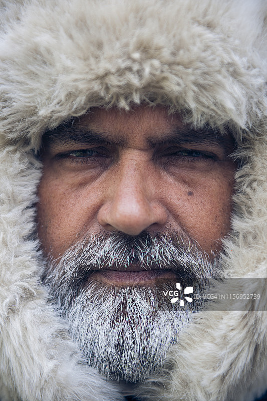 戴毛皮帽的锡克族男人肖像图片素材