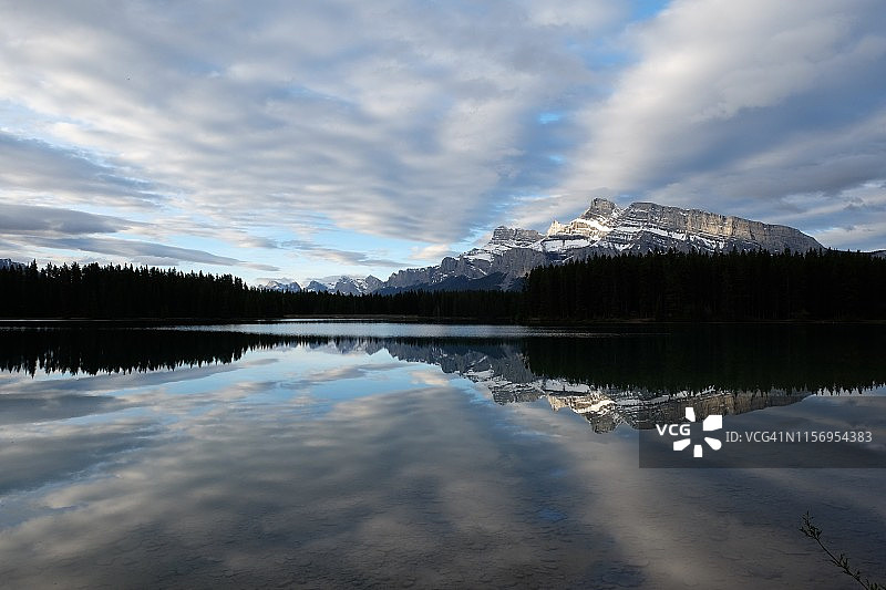 双杰克湖的山间清晨倒影图片素材
