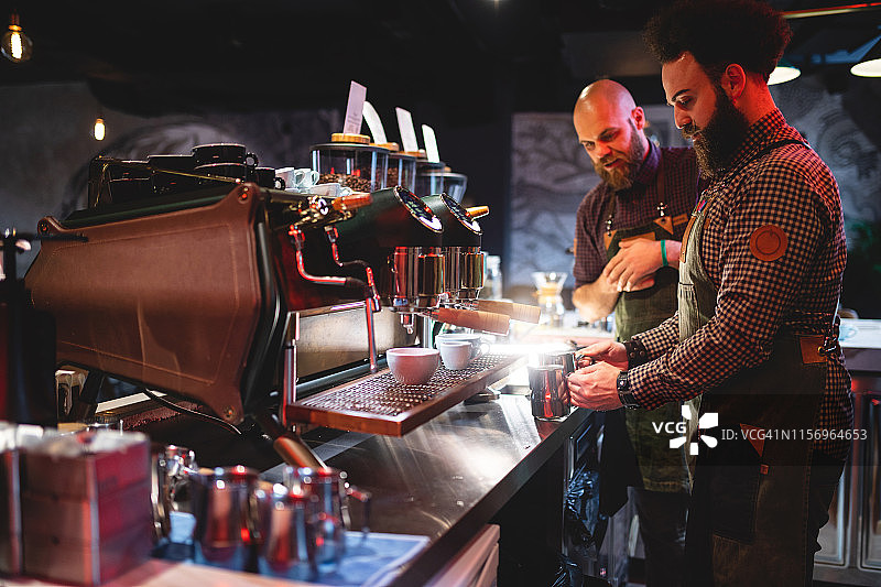 享受工作的时髦同事图片素材