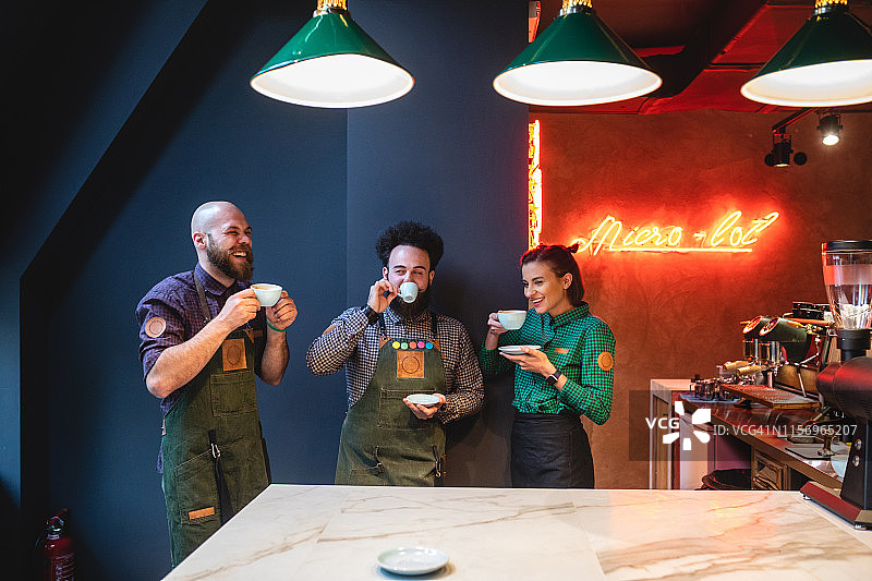 同事品尝咖啡图片素材