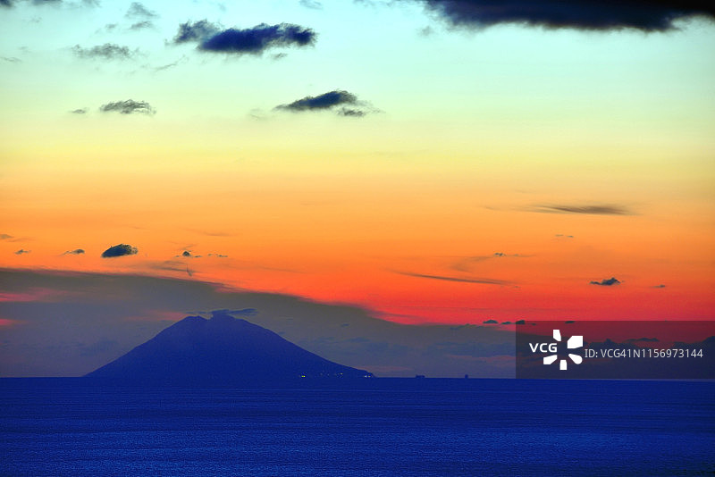 斯特龙博利火山日落图片素材