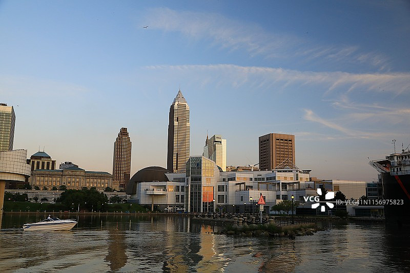从伊利湖看到的克利夫兰城市天际线图片素材