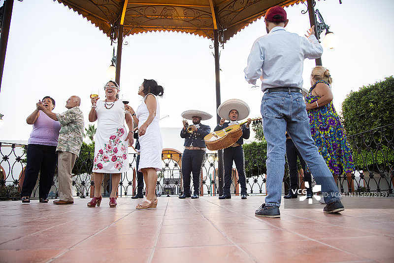 墨西哥流浪乐队和老年人图片素材