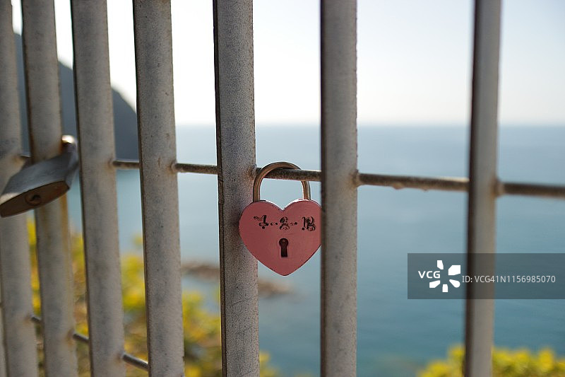 爱之路护栏上的心形锁图片素材