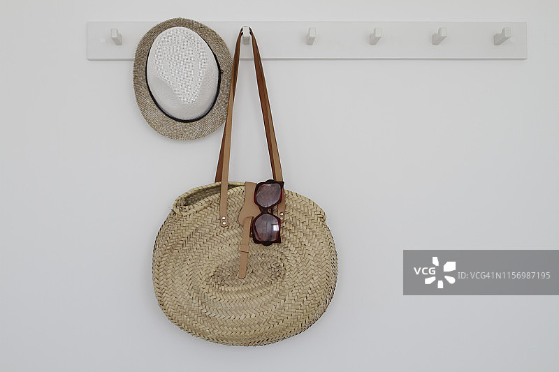 挂在架子上的沙滩包和配件图片素材