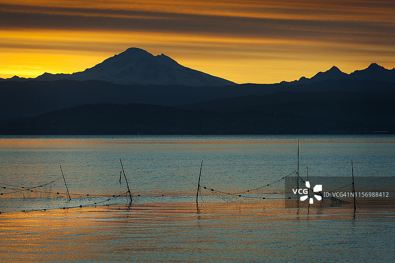 日出时分贝克山背景下的三文鱼捕鱼器图片素材
