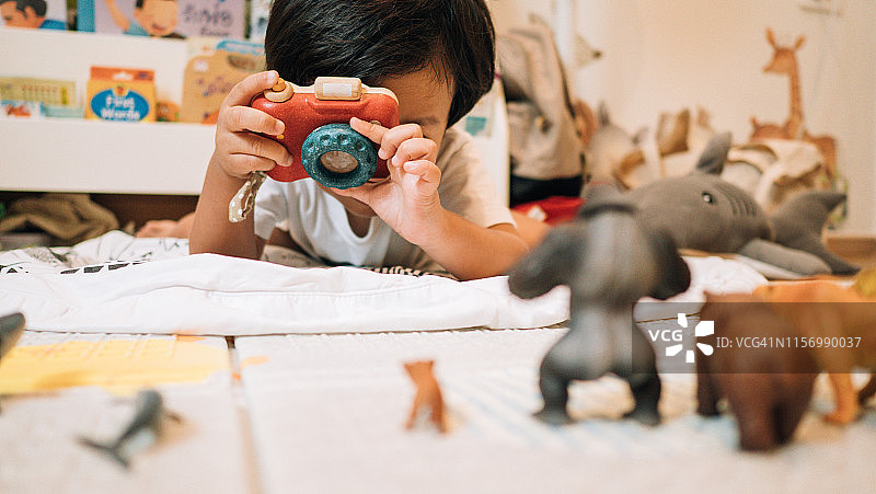 小男孩在拍照图片素材