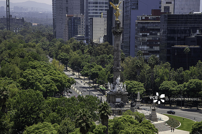 墨西哥城的独立天使纪念碑和查普尔特佩克城堡图片素材
