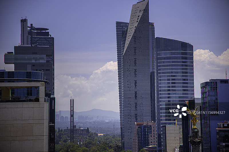 墨西哥城的独立天使纪念碑和查普尔特佩克城堡图片素材