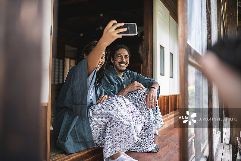 多种族客人在东京日式旅馆自拍图片素材