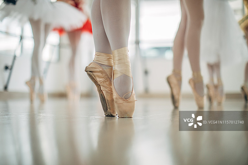 芭蕾舞鞋中的年轻芭蕾舞演员的双脚图片素材