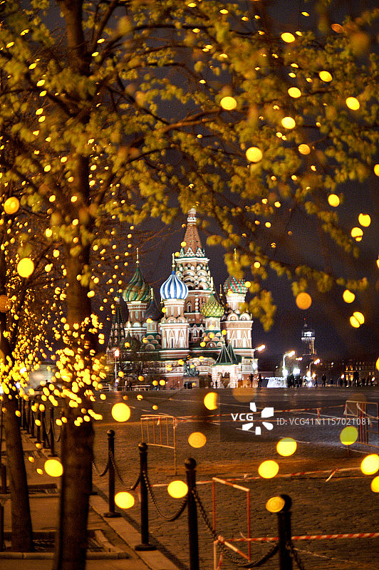透过装饰树木看莫斯科红场图片素材