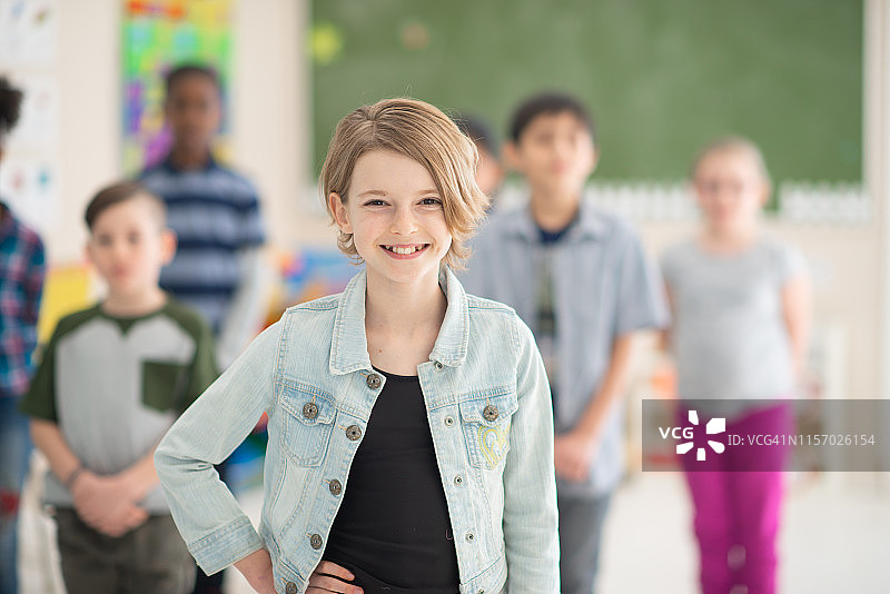 快乐女孩摆姿势图片素材